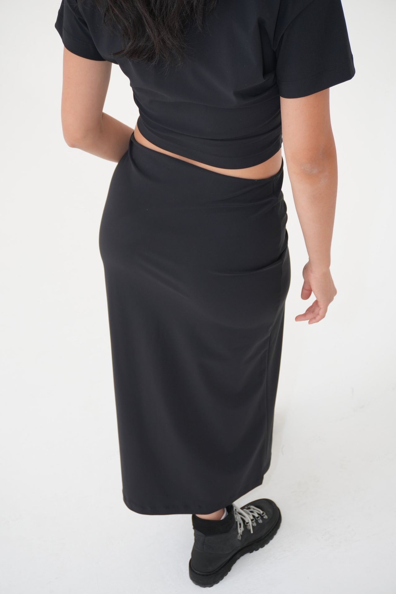 SIDE SPLIT MIDI SKIRT BY REYÈM