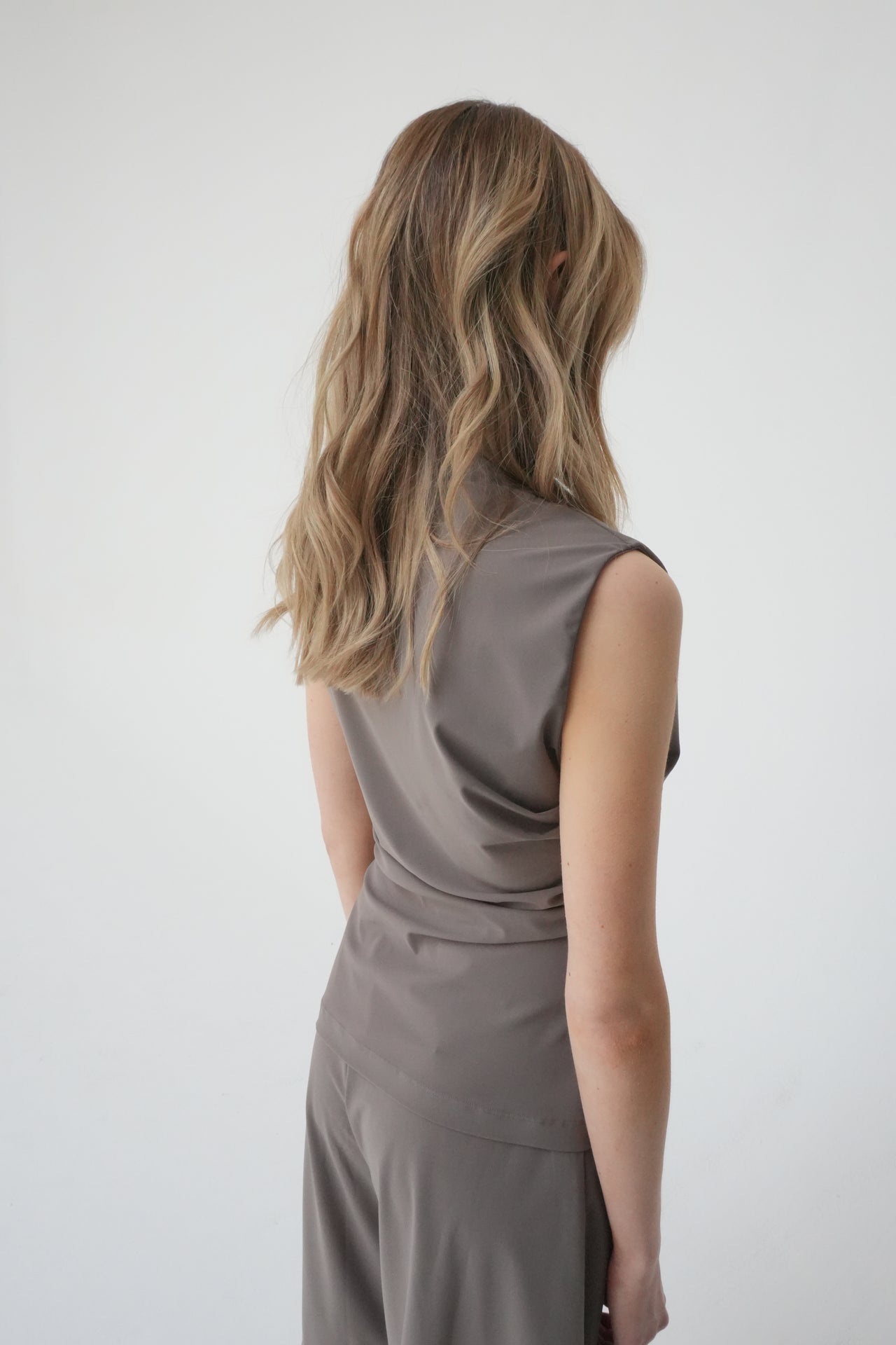 ASYMMETRIC SLEEVELESS TOP BY REYÈM