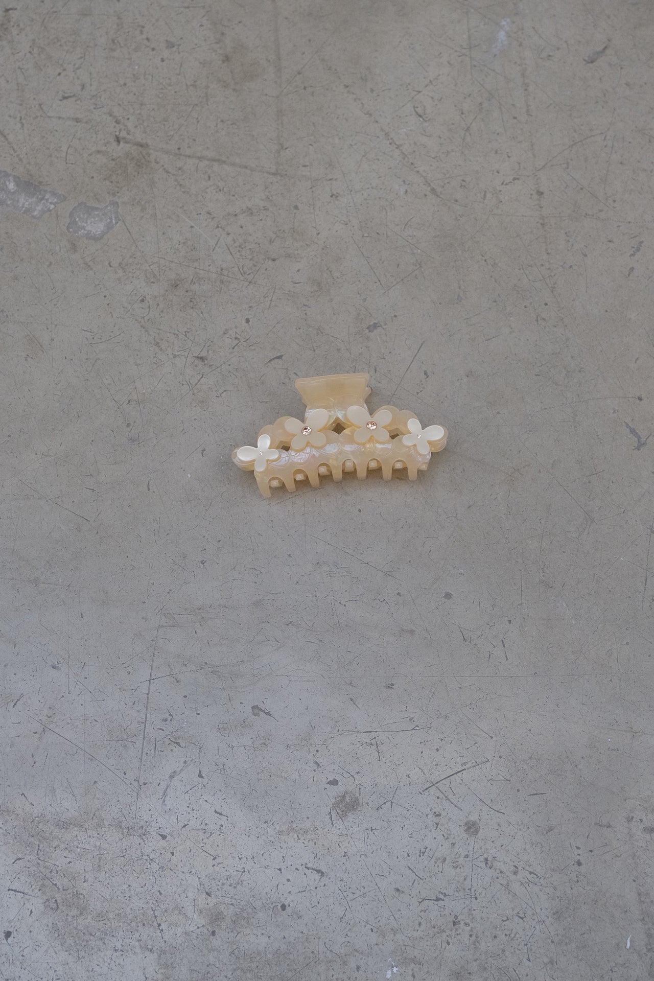 PRETTY MIKLY MIDDLE HAIR CLIP BY SUI AVA