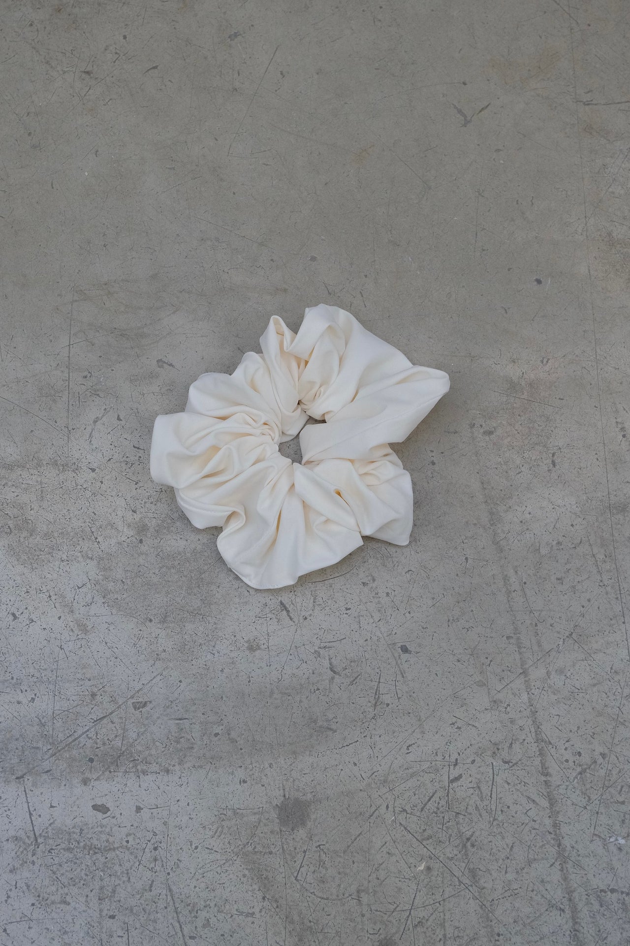 OVERSIZED SCRUNCHIE BY REYÈM
