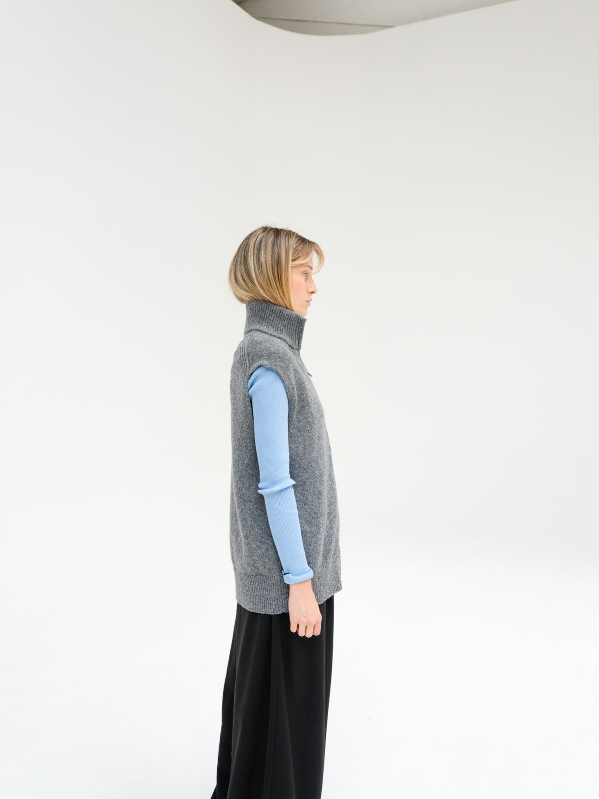FIDELIUS KNIT VEST IN RAINY DAY BY DRYKORN