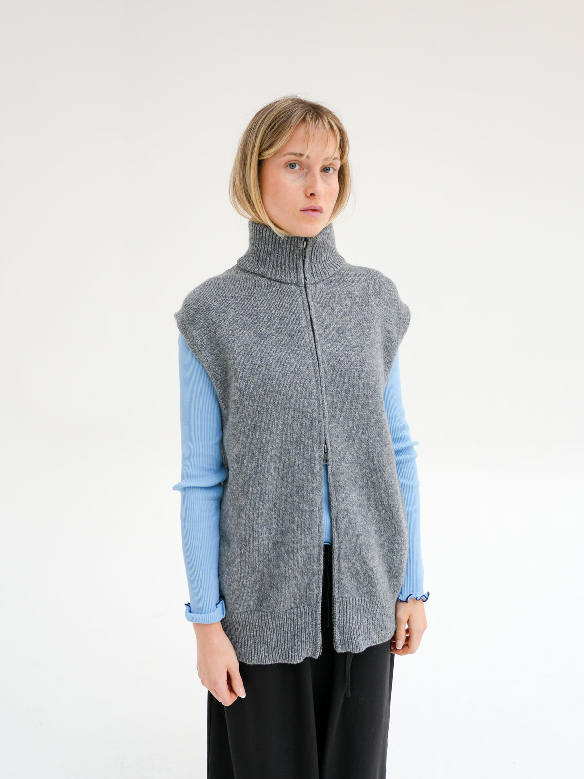 FIDELIUS KNIT VEST IN RAINY DAY BY DRYKORN