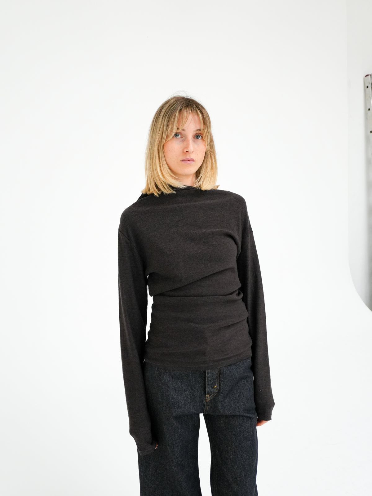 KNITTED ASYMMETRIC LONGSLEEVE IN UMBER BY REYÈM