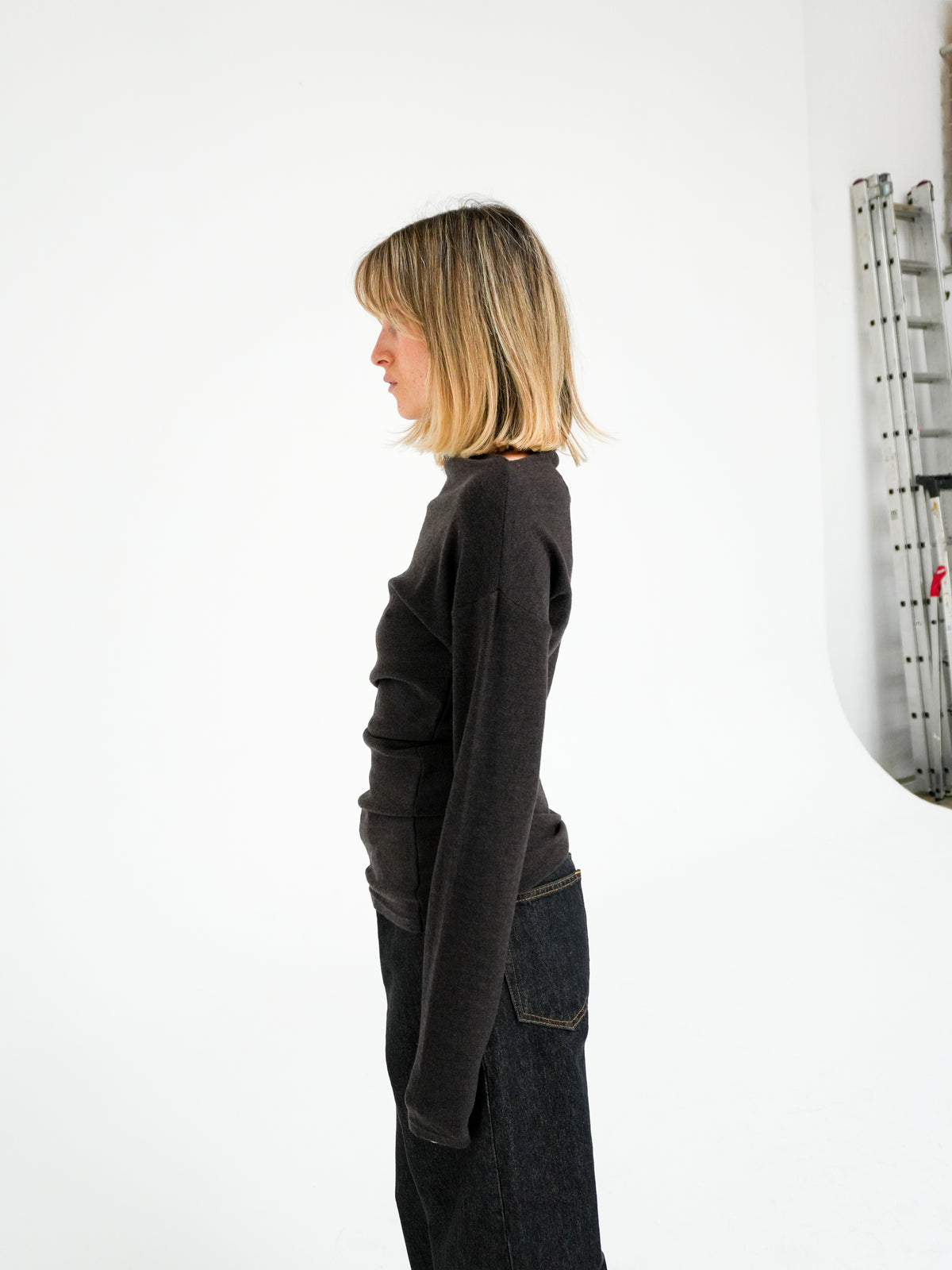 KNITTED ASYMMETRIC LONGSLEEVE IN UMBER BY REYÈM