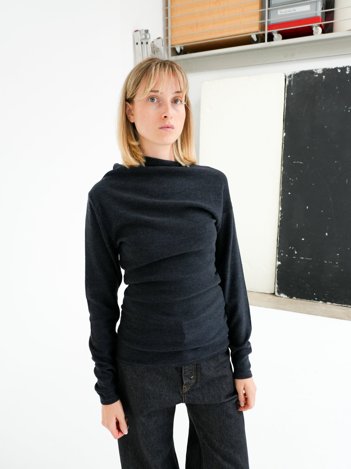 KNITTED ASYMMETRIC LONGSLEEVE IN GRAVITY BY REYÈM