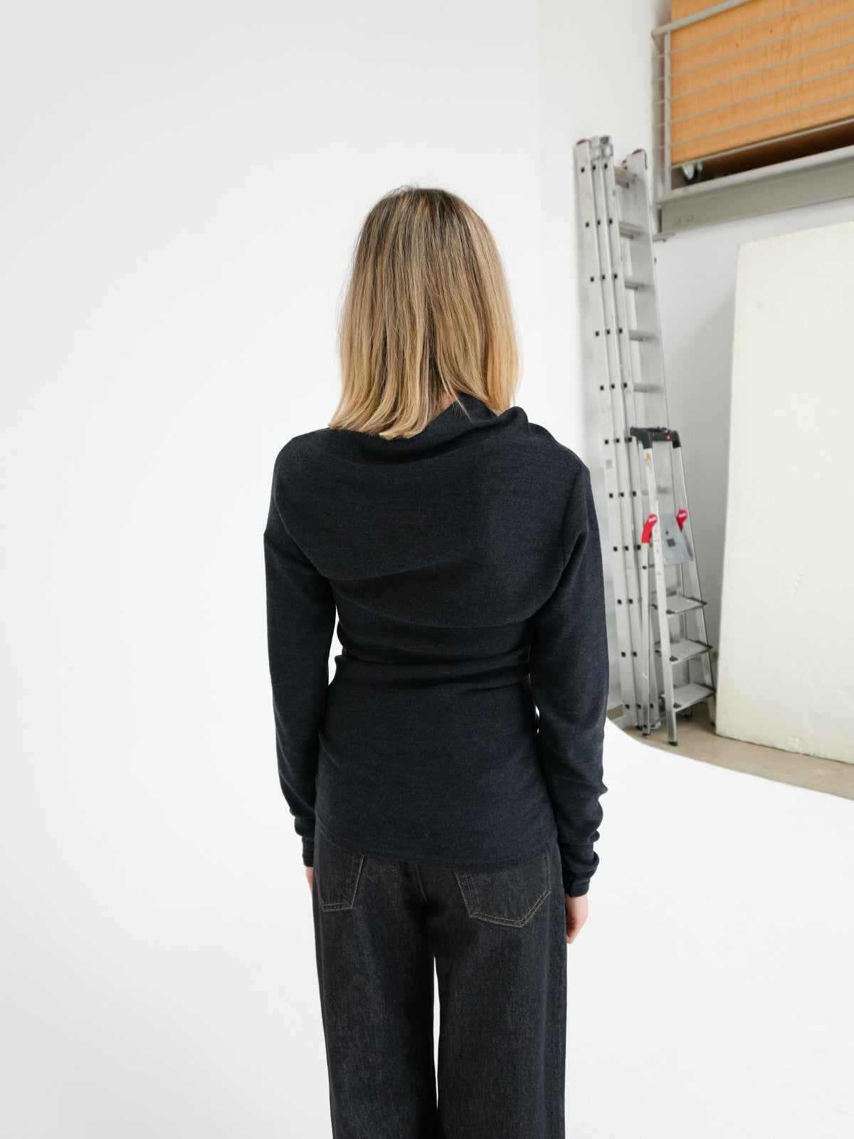 KNITTED ASYMMETRIC LONGSLEEVE IN GRAVITY BY REYÈM