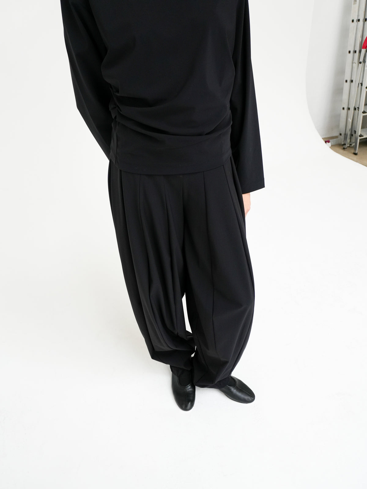 CURVED PANTS IN BLACK BY REYÈM