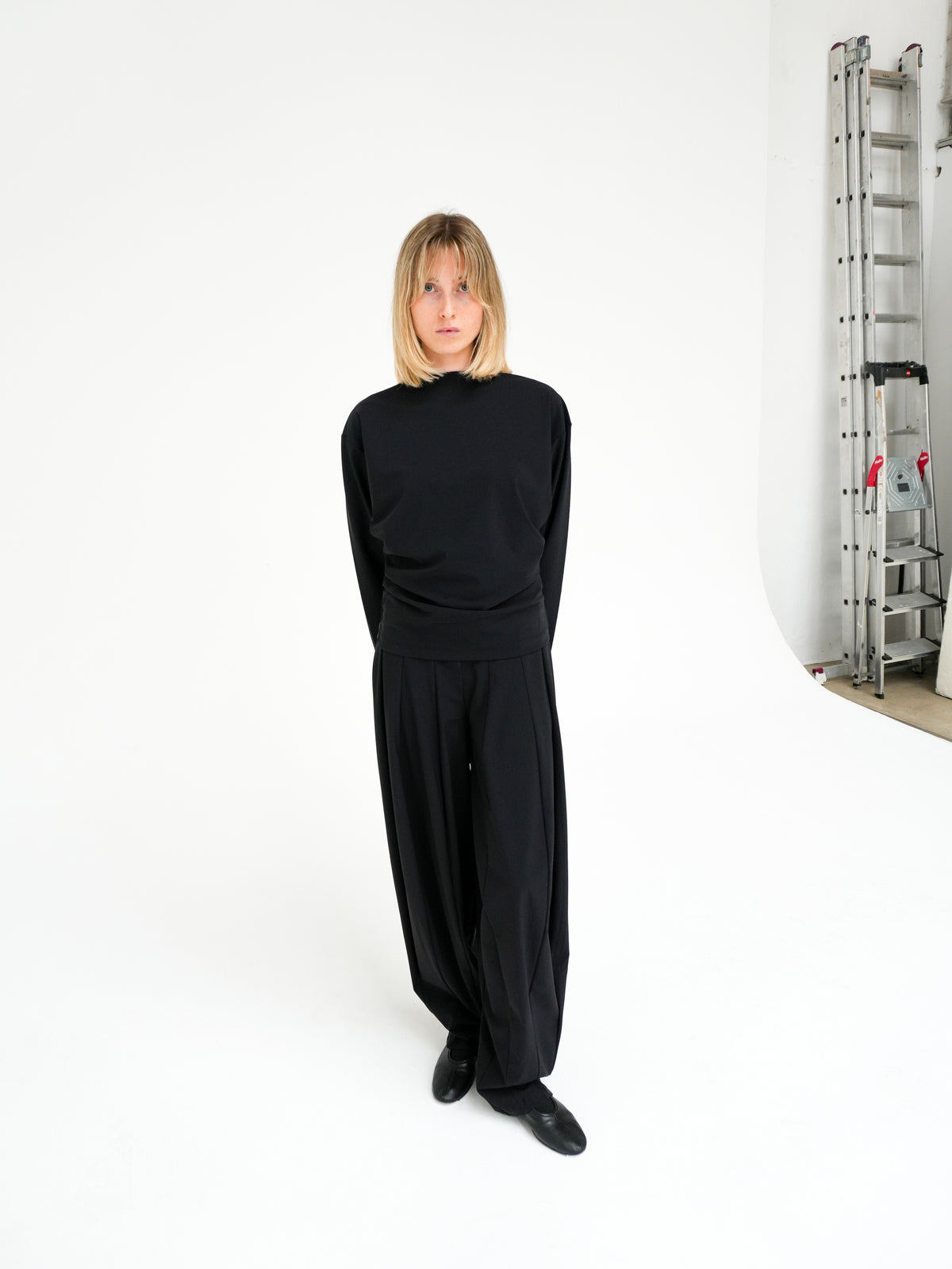 CURVED PANTS IN BLACK BY REYÈM