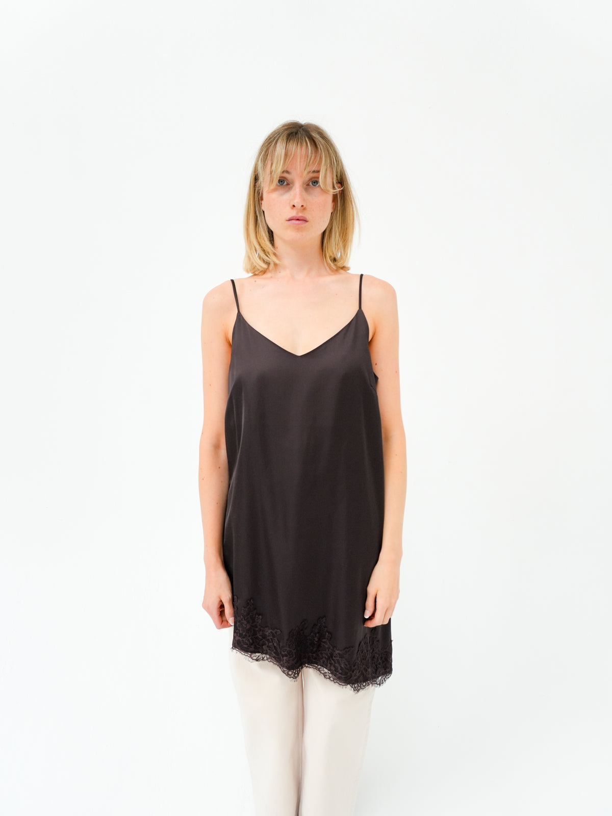 NUNADINE DRESS IN BLACK COFFEE BY NÜMPH