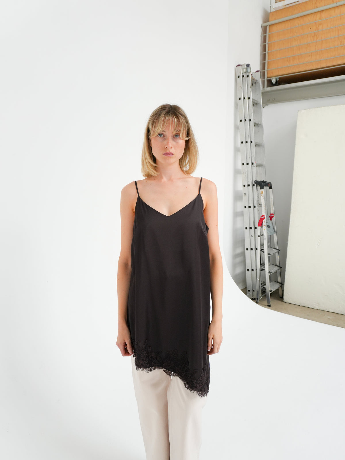 NUNADINE DRESS IN BLACK COFFEE BY NÜMPH